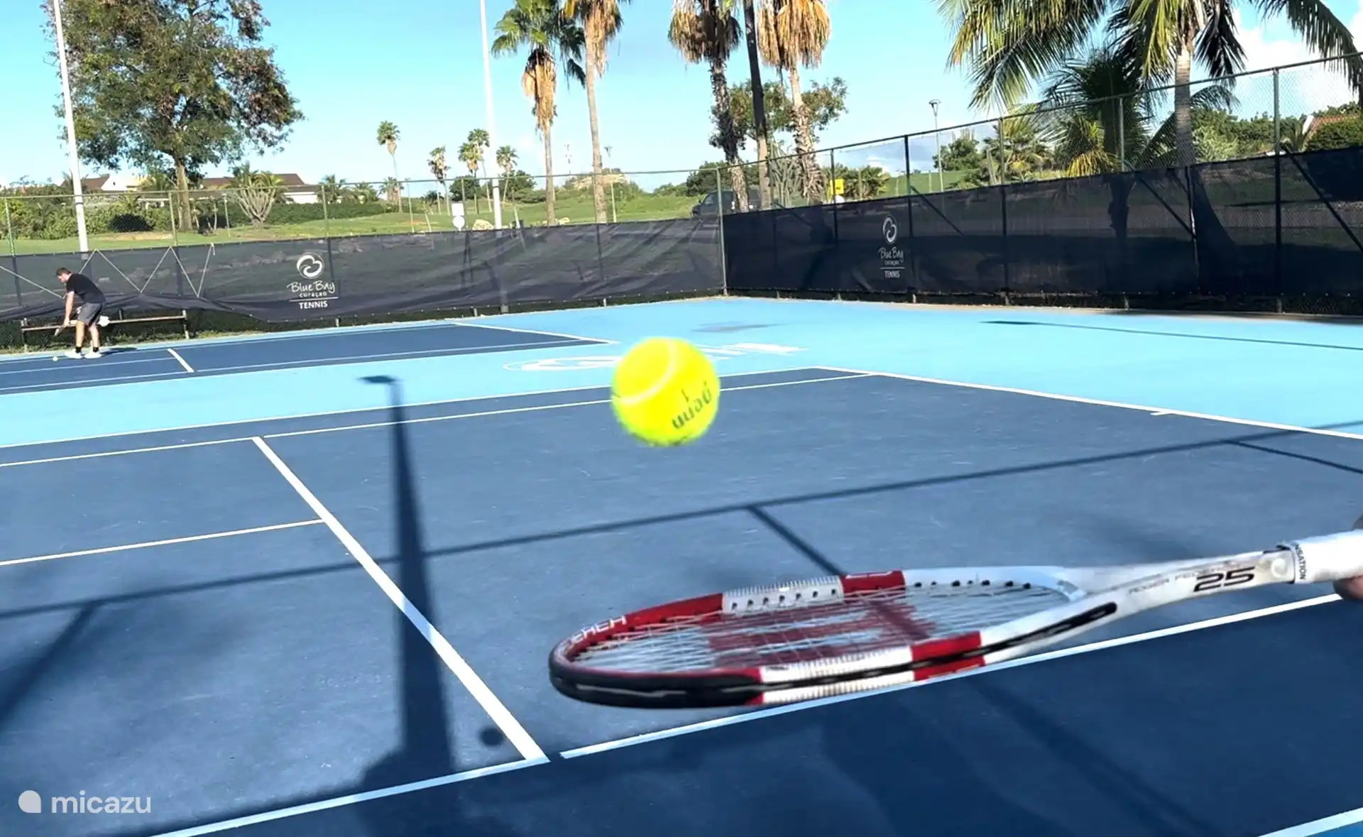 Tennissen kan je op de banen die bij de golfclub liggen. Je kan er gewoon naar toe en spelen maar..... (tenzij iemand je voor is natuurlijk ;))