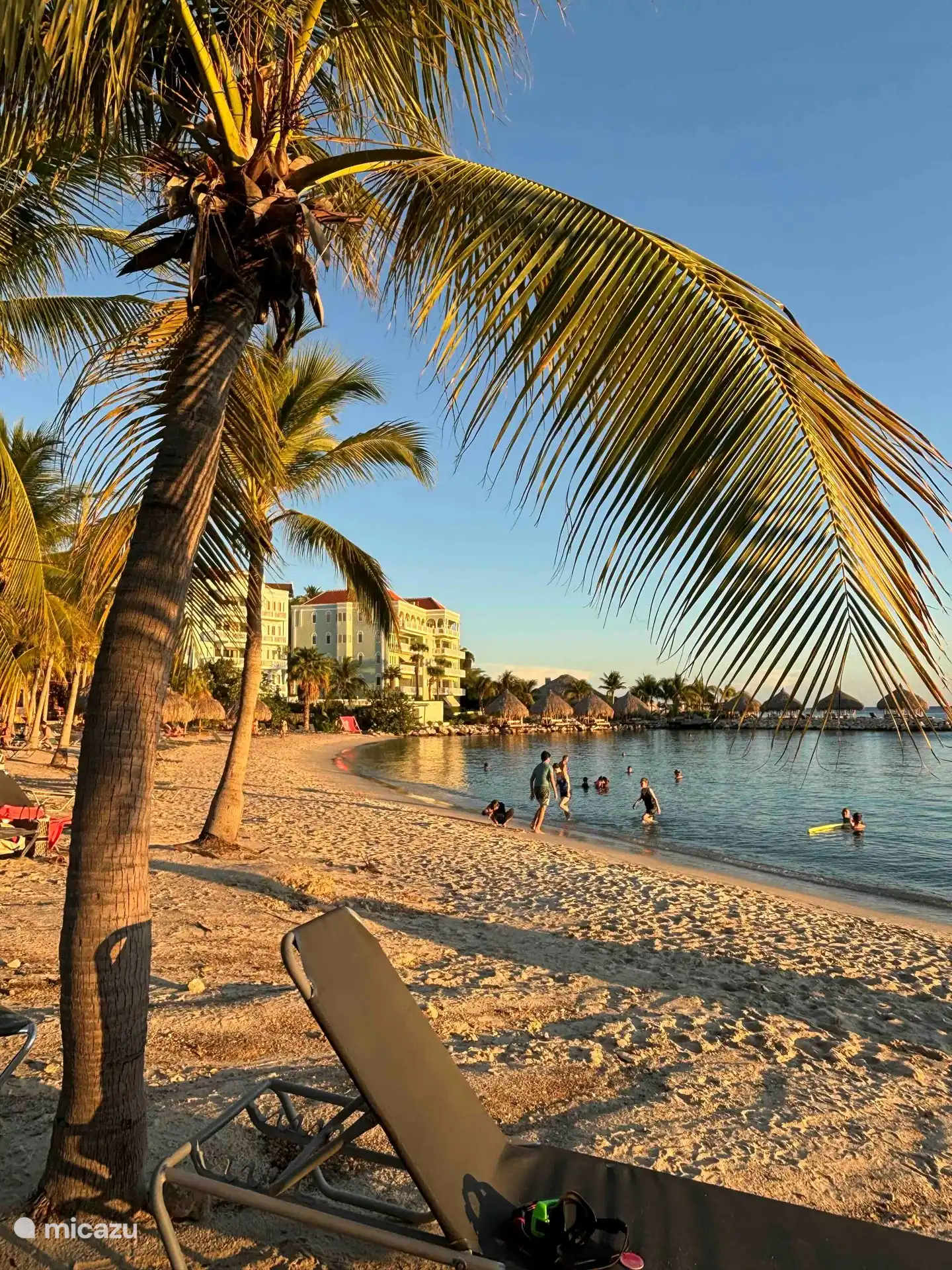 Het strand bij Blue Bay bij ondergaande zon is een van de mooiste stranden van Curacao.