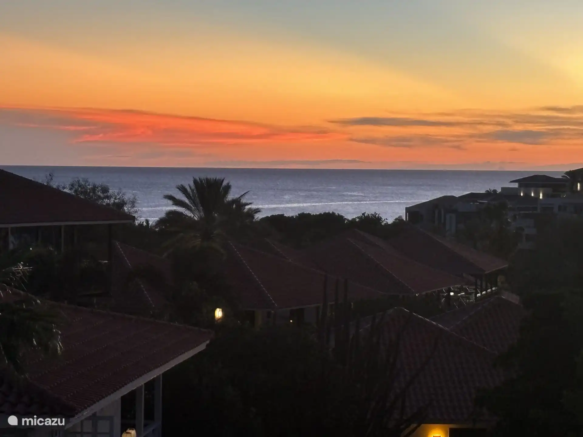 Vanaf het balkon kan je genieten van de ondergaande zon.