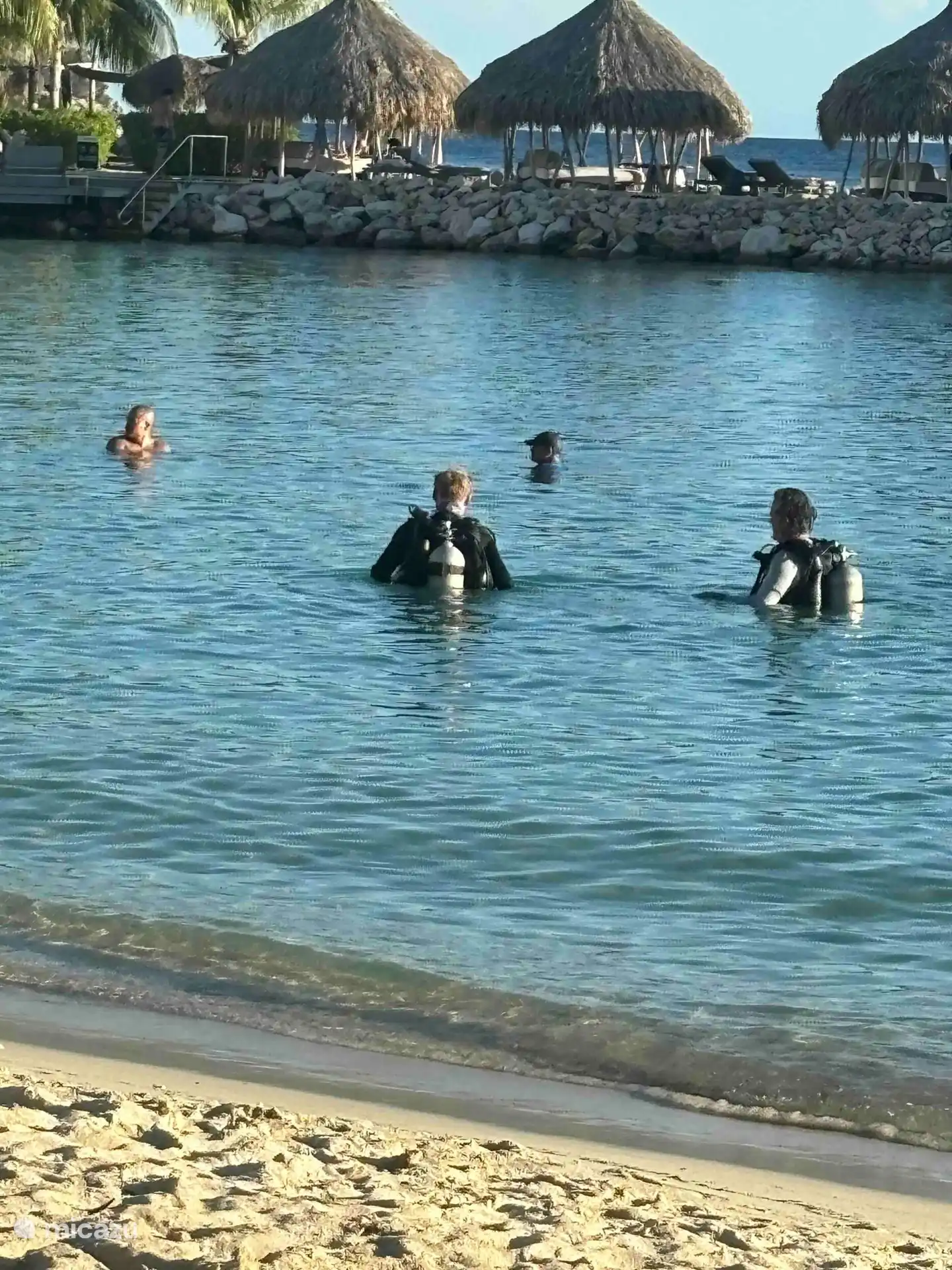 Vanaf het Blue Bay strand kan je duikspullen huren en zelf of onder begeleiding duiken.