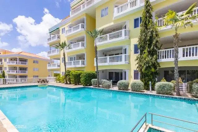 Onder het appartement ligt een groot zwembad.