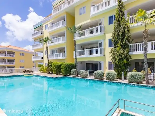 Location de Vacances Curaçao, Curaçao-Centre, Sint Michiel, appartement - Blue Bay Triple Arbre 'La Colline' En dessous de l’appartement se trouve une grande piscine.