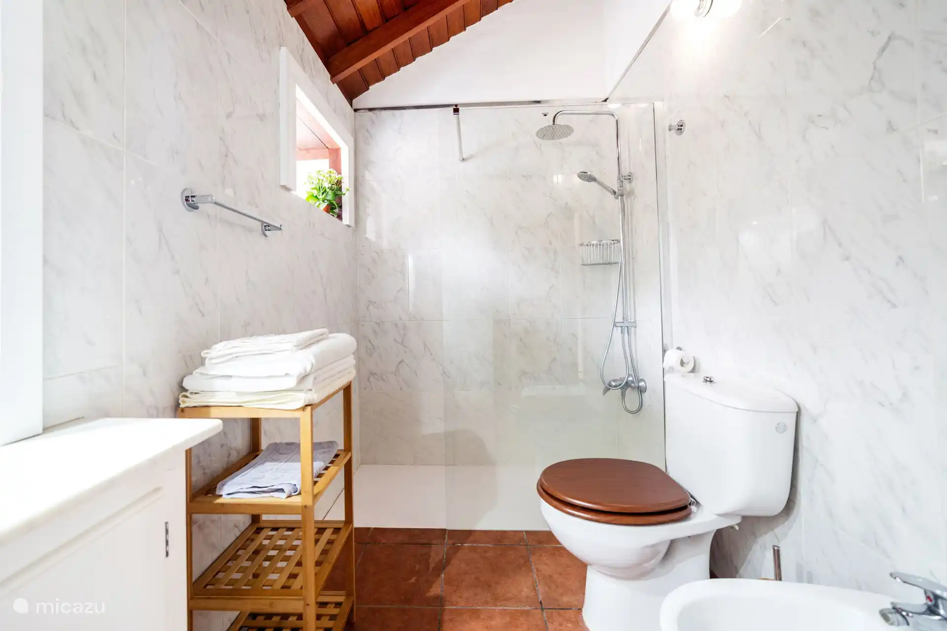 Modernes Badezimmer mit WC und Dusche