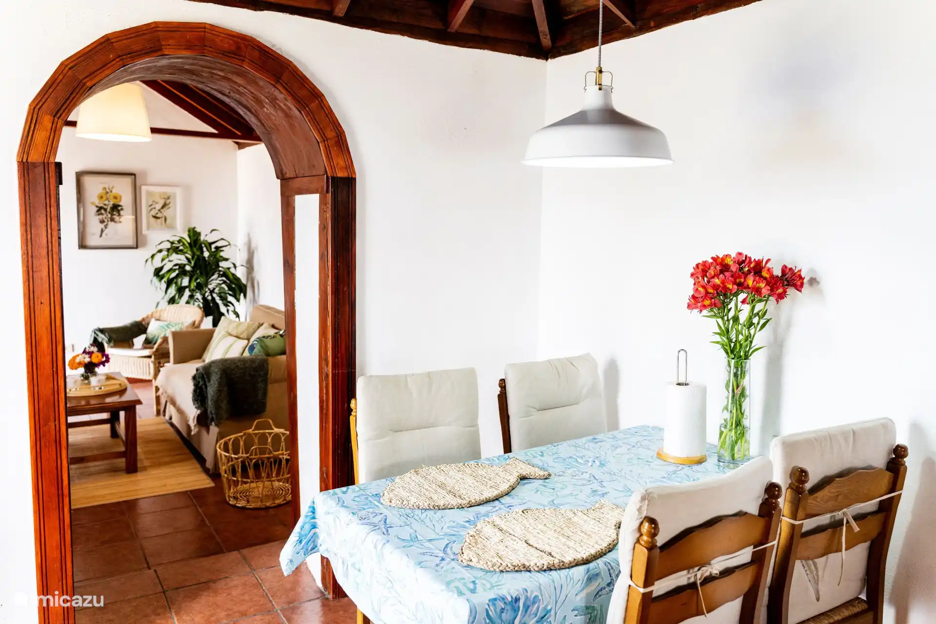 Der Esstisch und der Durchgang zum Wohnzimmer