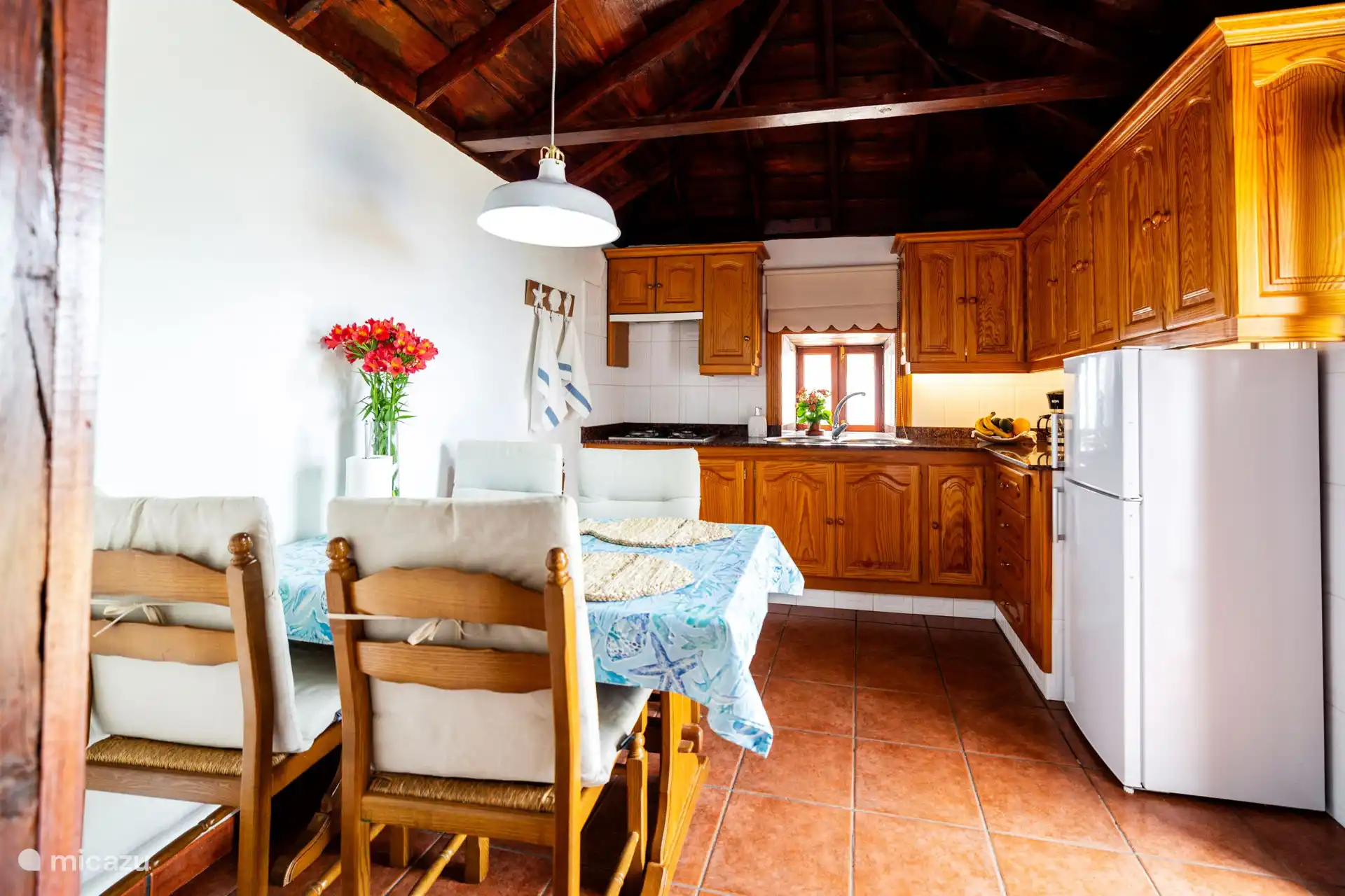 Die Küche ist komplett ausgestattet