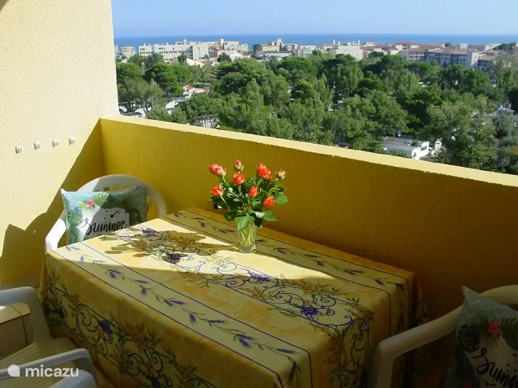 Balkon mit Sitzgelegenheit und Meerblick
