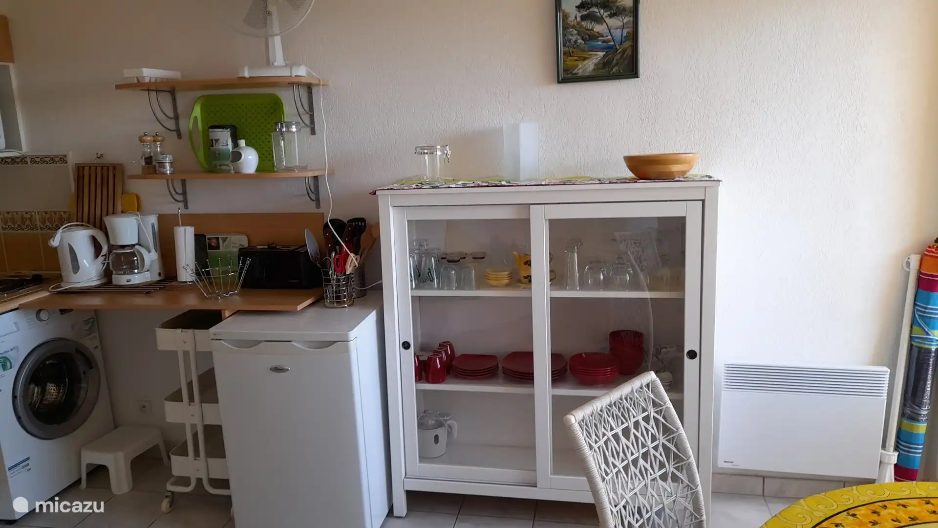 Vitrine mit Tellern und Gläsern