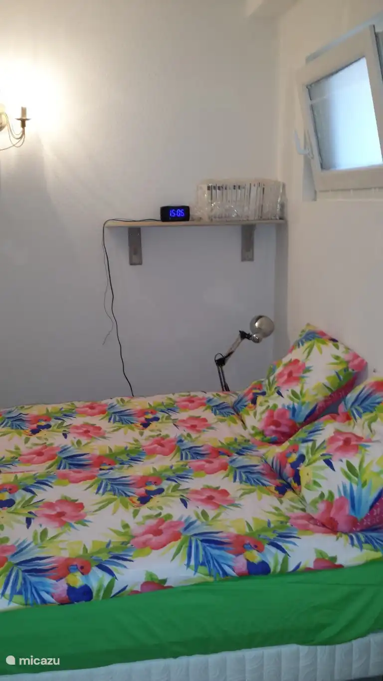 Schlafzimmer mit 2-Personen-Boxspringbett