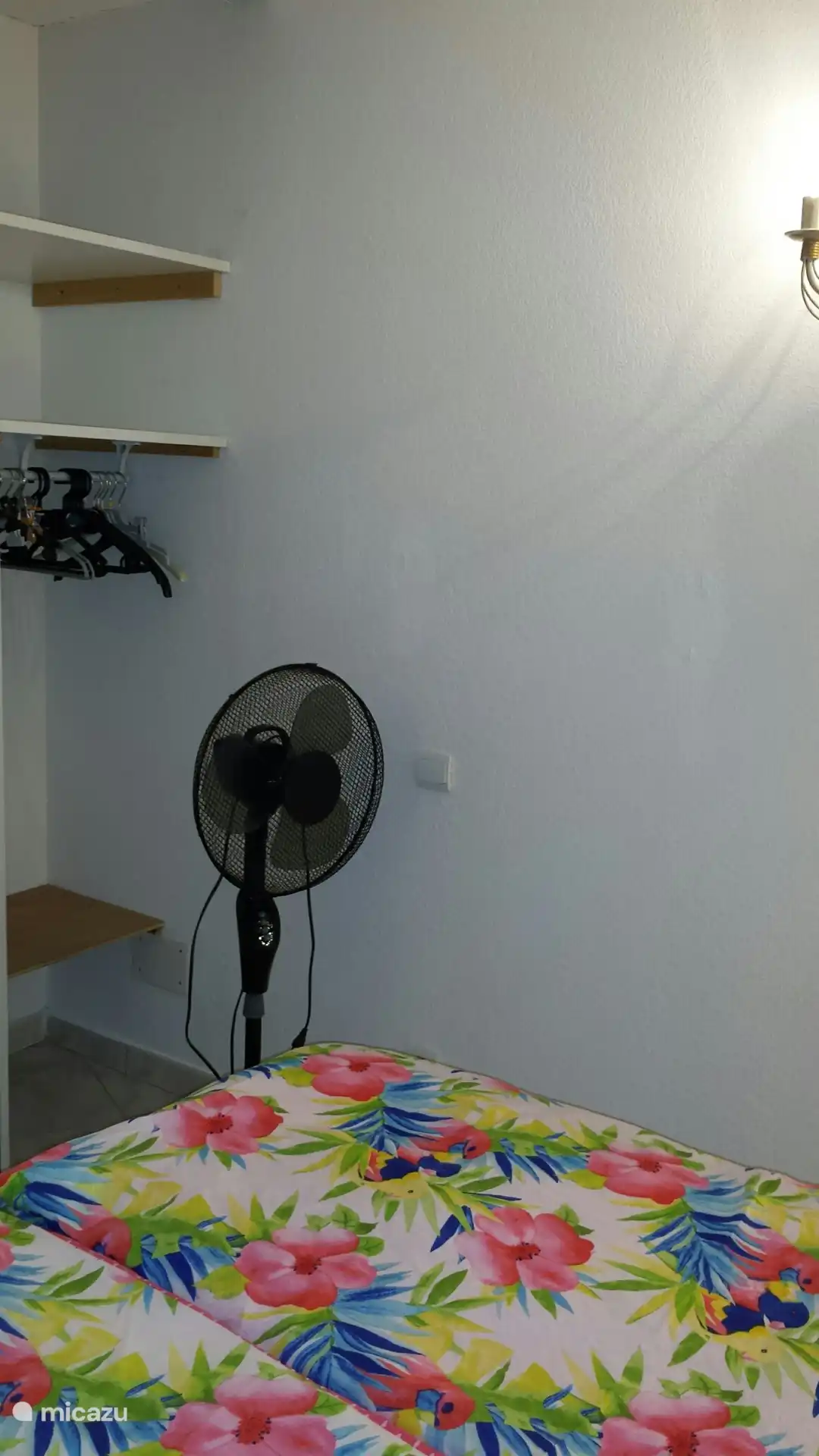 Teil des Hängeschranks im Schlafzimmer mit Ventilator