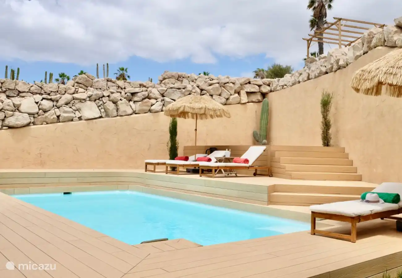 Der schöne private Pool mit Sonnenliegen