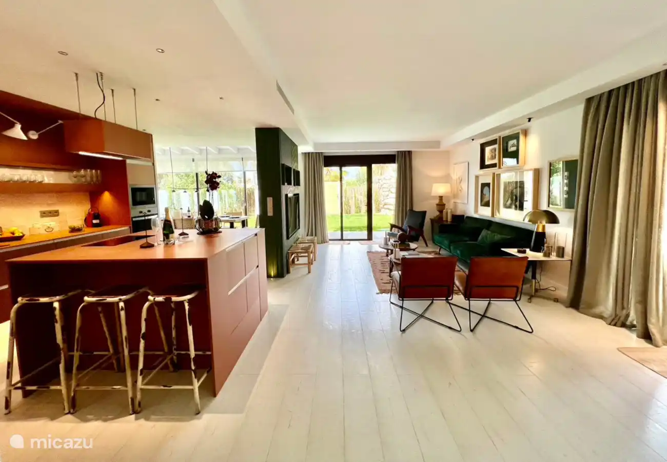 Das stilvolle Wohnzimmer und die offene Küche