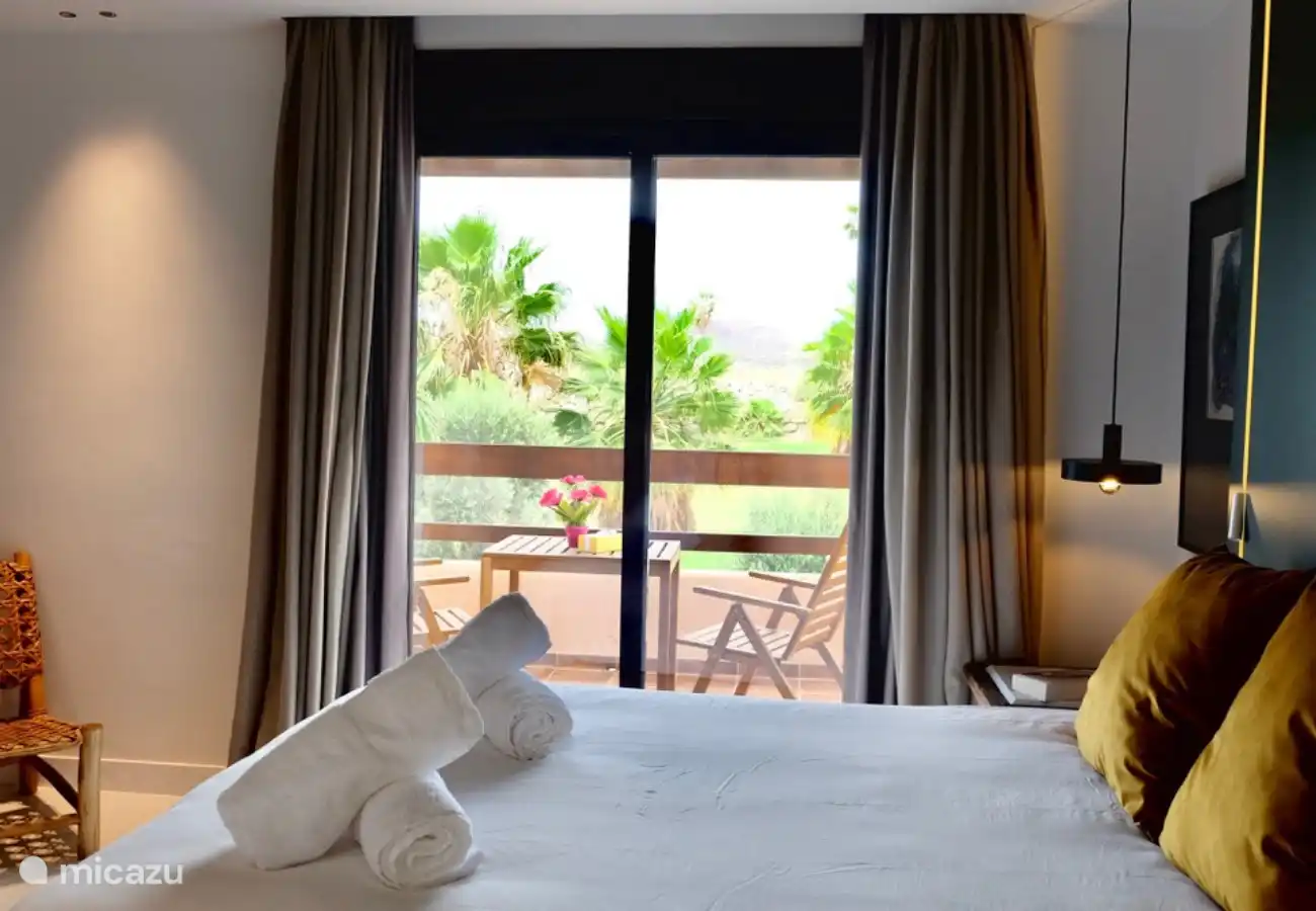 Schlafzimmer für zwei Personen mit Terrasse