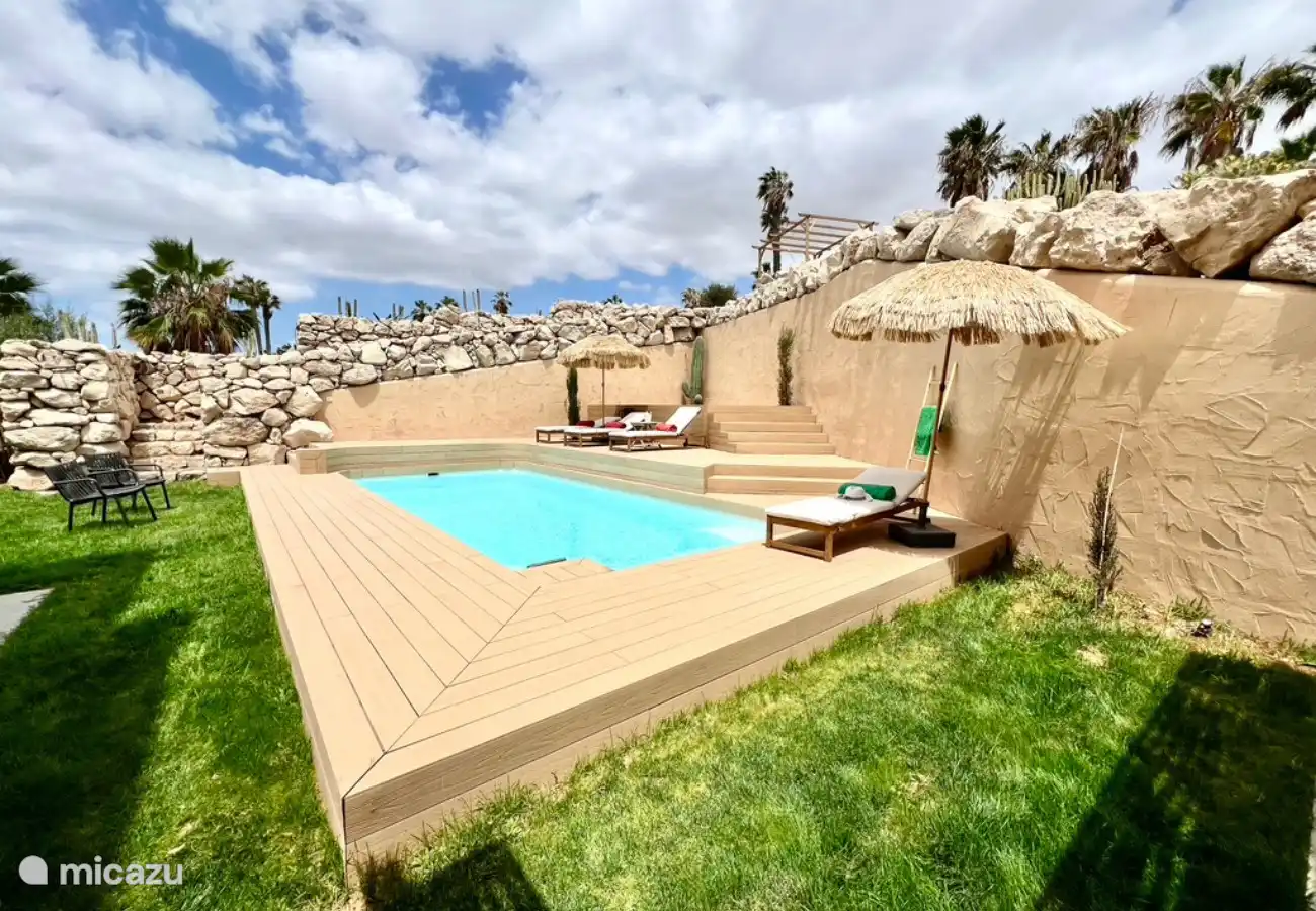 Der schöne private Pool mit Sonnenliegen