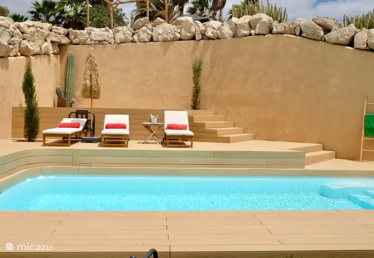 Der schöne private Pool mit Sonnenliegen