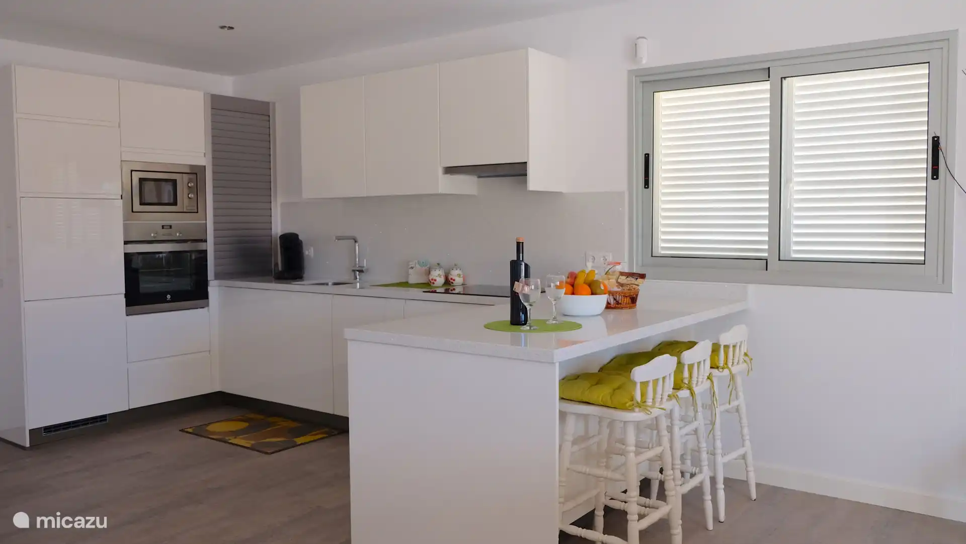 Die offene Küche ist komplett ausgestattet