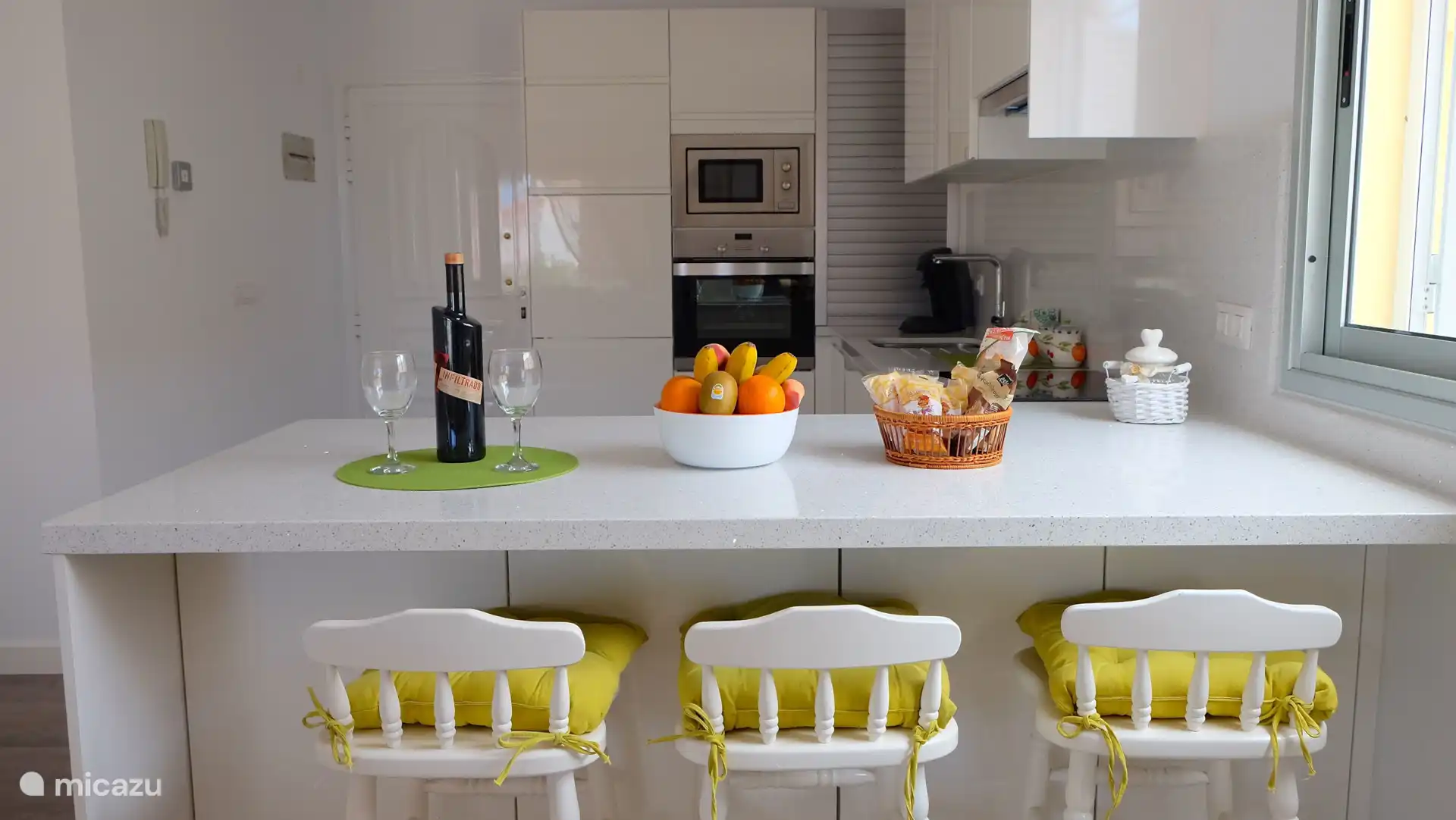 Die offene Küche ist komplett ausgestattet