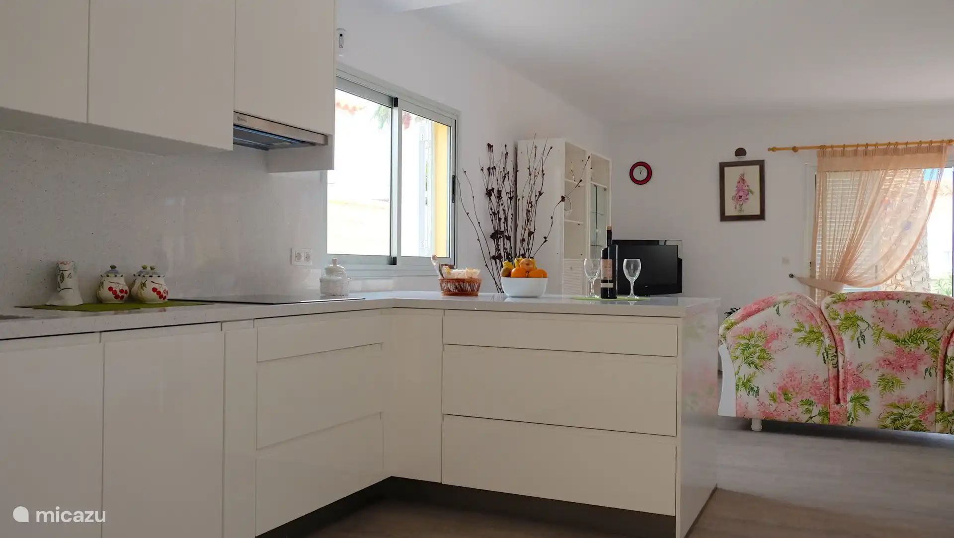 Die offene Küche ist komplett ausgestattet