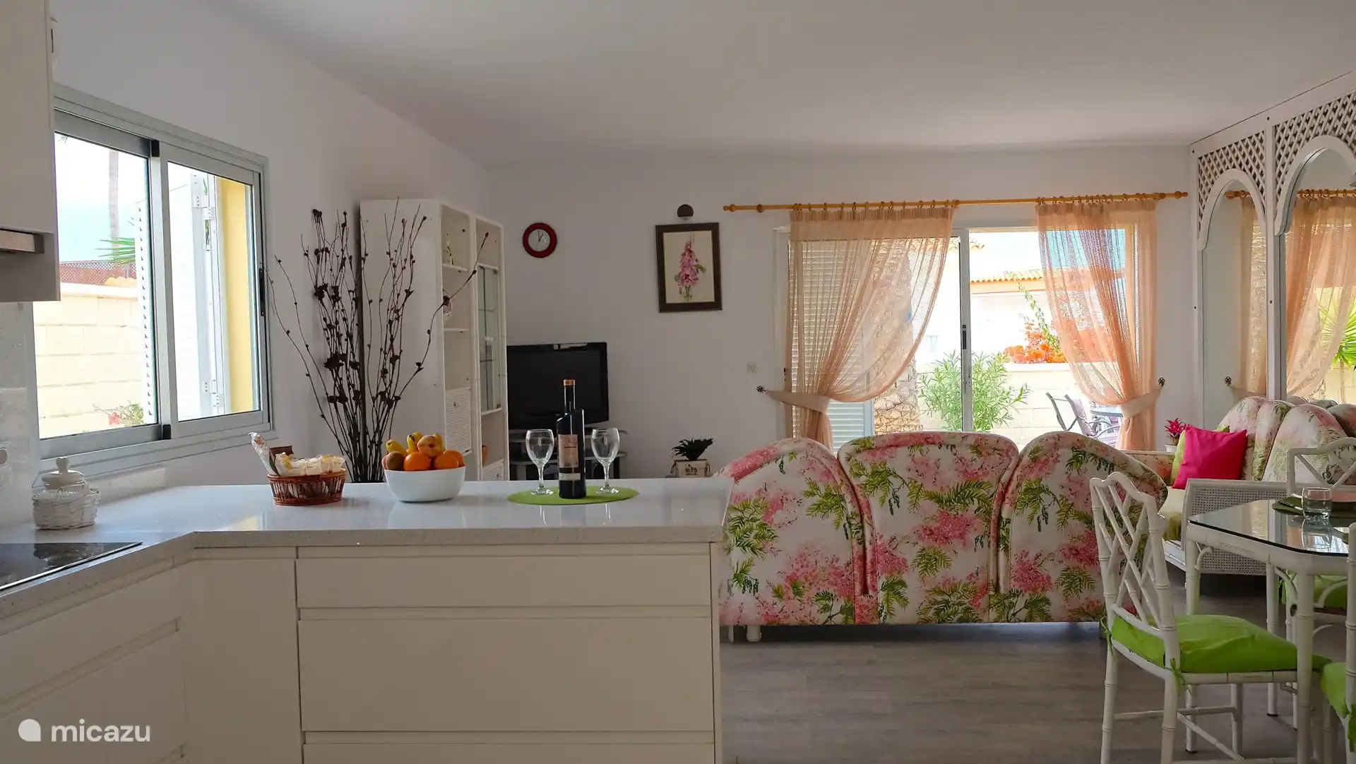 Das gemütliche Wohnzimmer mit offener Küche