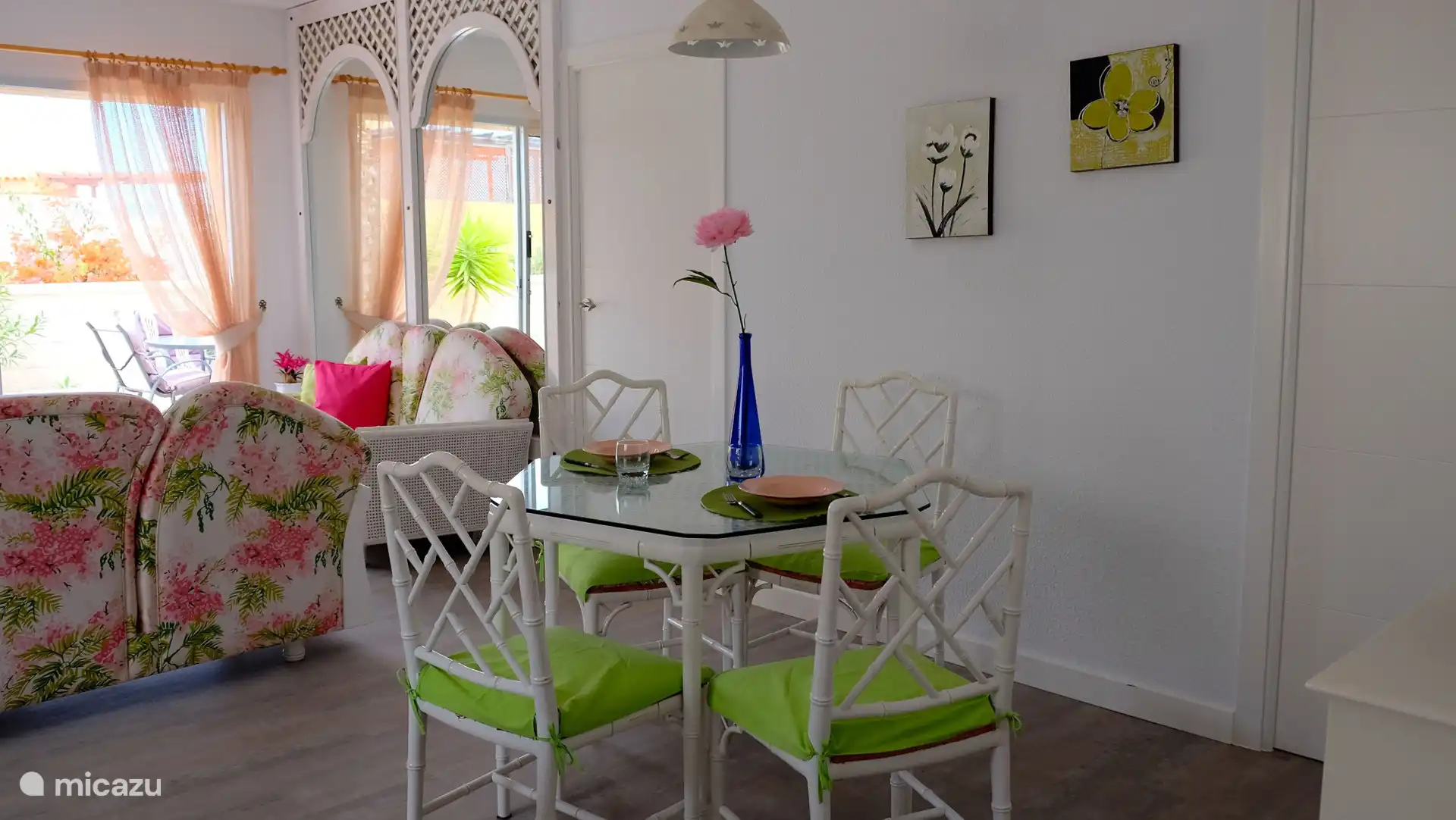 Das gemütliche Wohnzimmer mit offener Küche