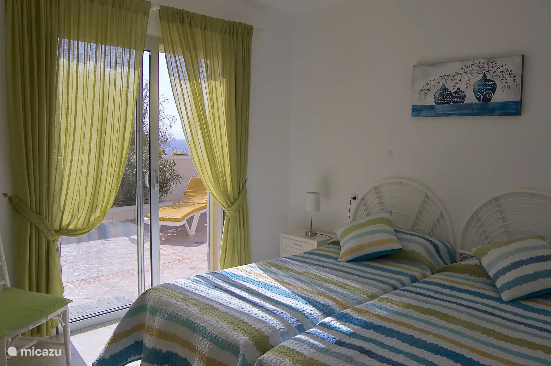 Schlafzimmer mit zwei Einzelbetten