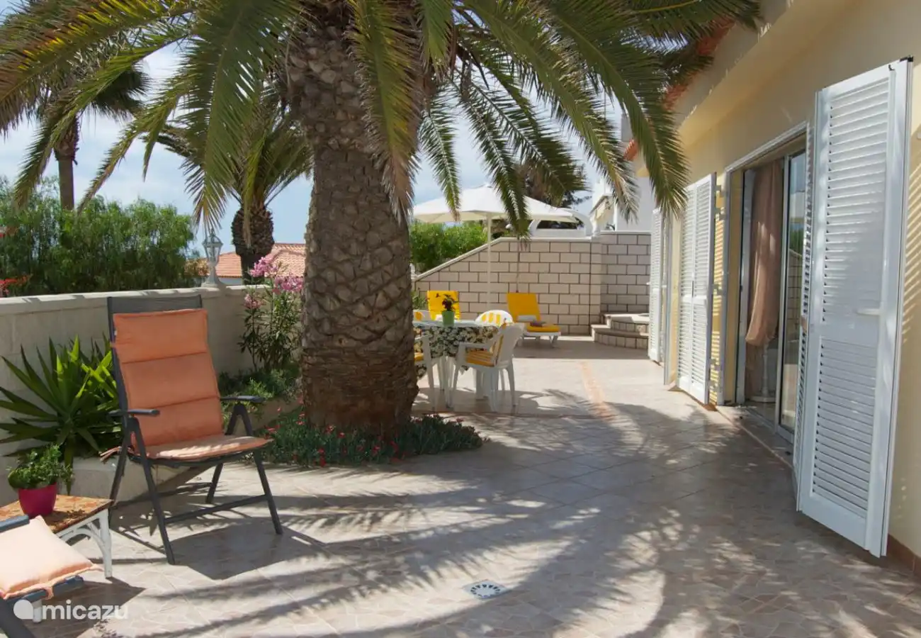 Die schöne Terrasse mit vielen Sitzgelegenheiten