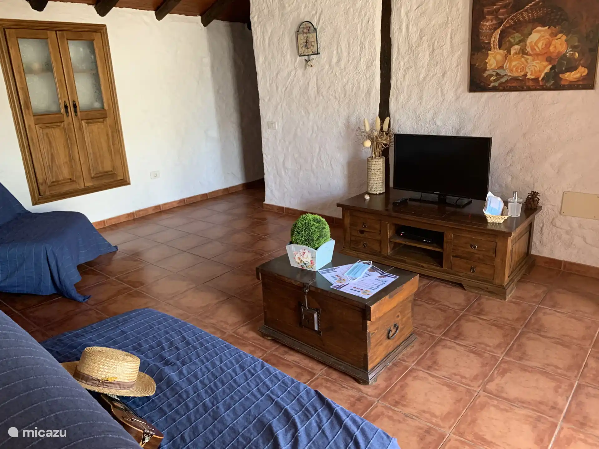 Gemütliches Wohnzimmer mit Fernseher