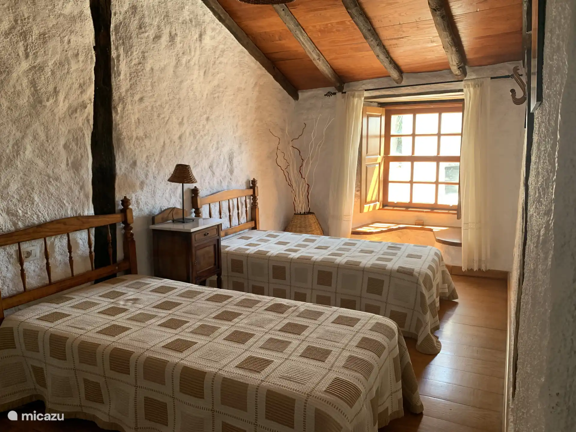 Schlafzimmer mit zwei Einzelbetten