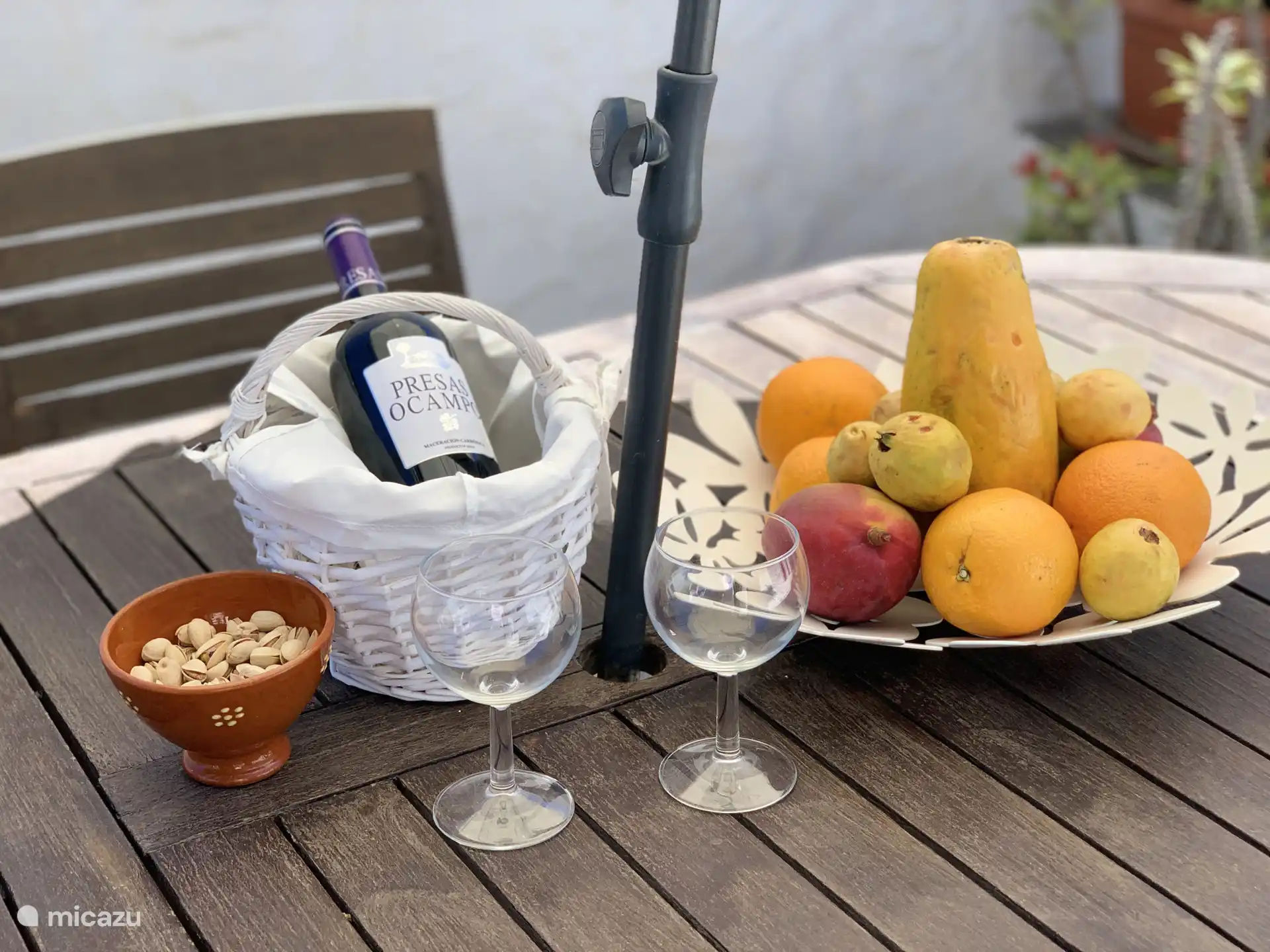 Draußen können Sie ein Getränk und einen Snack in der Sonne oder im Schatten genießen