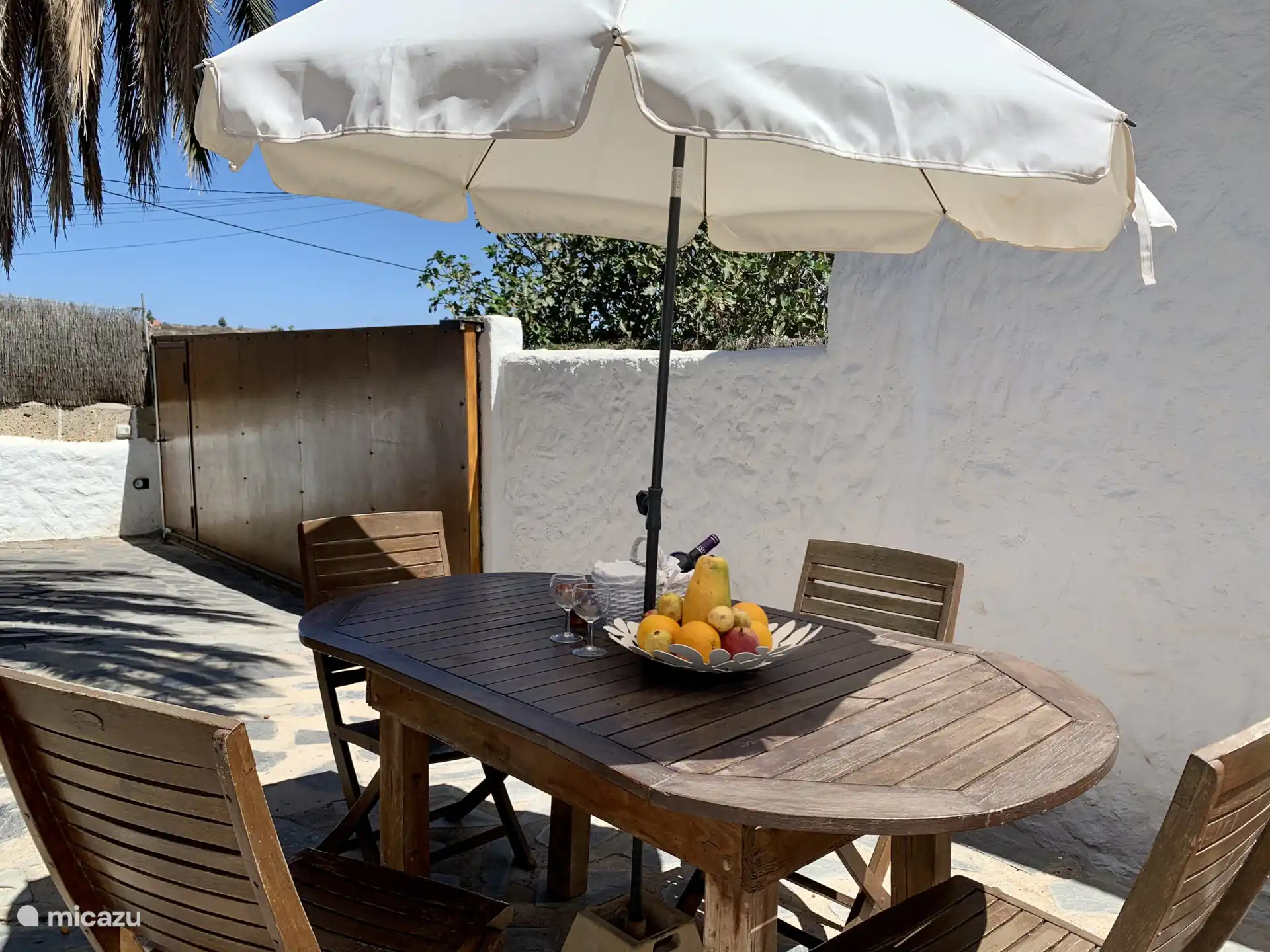 Draußen können Sie ein Getränk und einen Snack in der Sonne oder im Schatten genießen