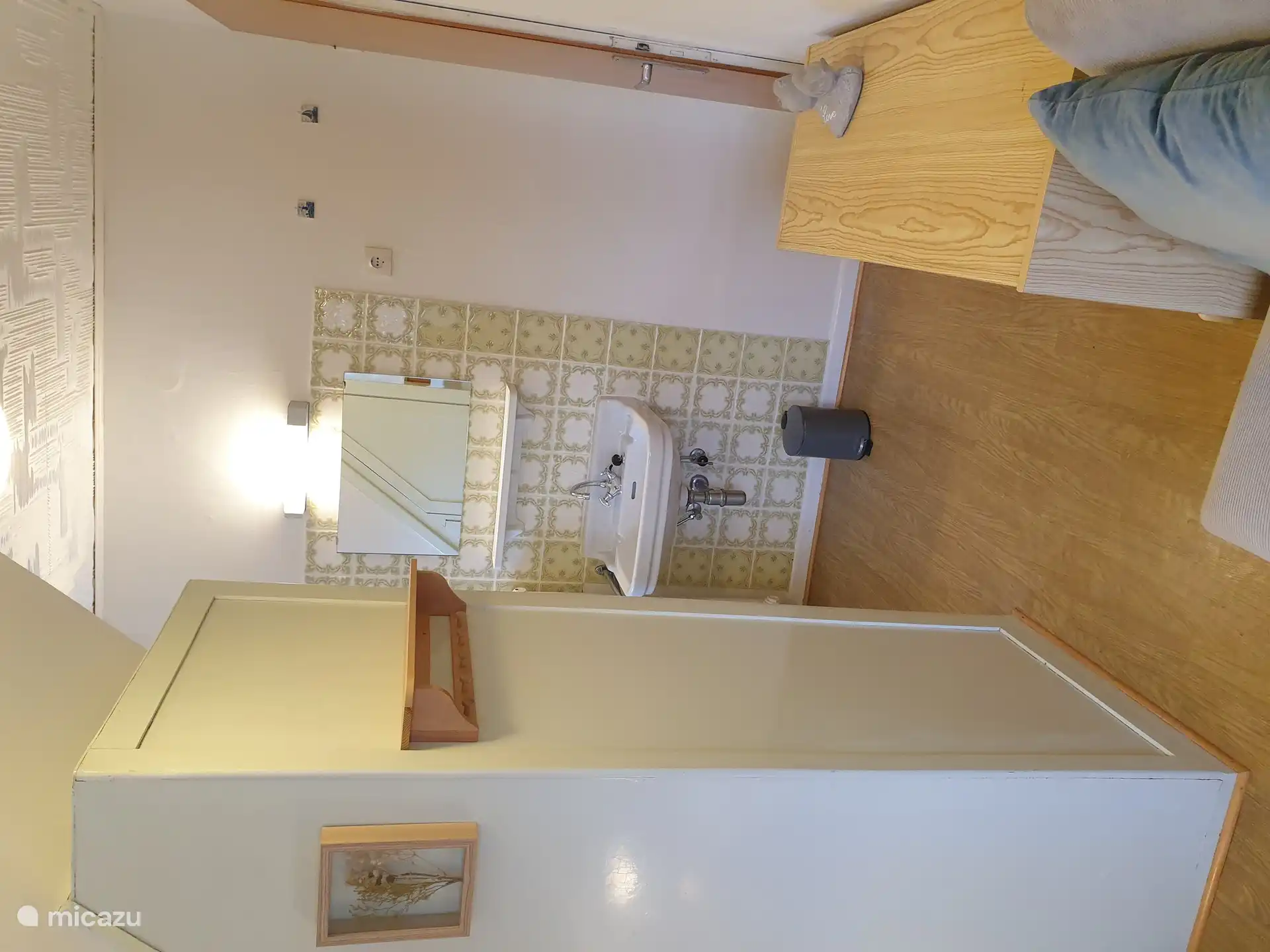 Schlafzimmer 1. Stock mit Waschbecken.