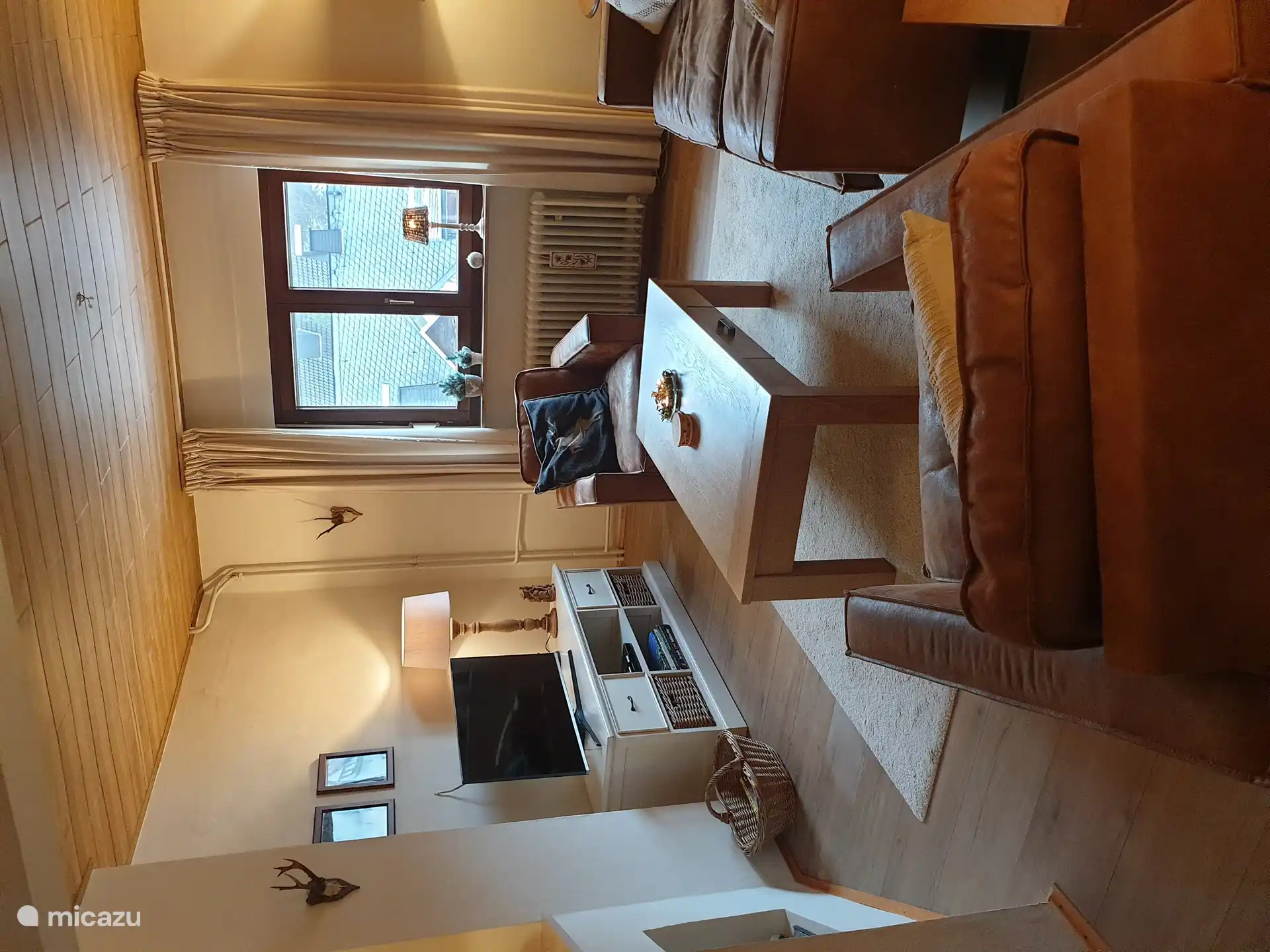 Geräumiges Wohnzimmer mit TV und niederländischen Kanälen. 