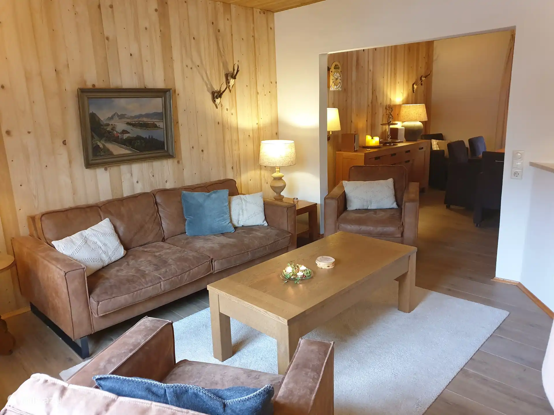 Geräumiges, gemütliches Wohnzimmer mit bequemen Sitzgelegenheiten. 