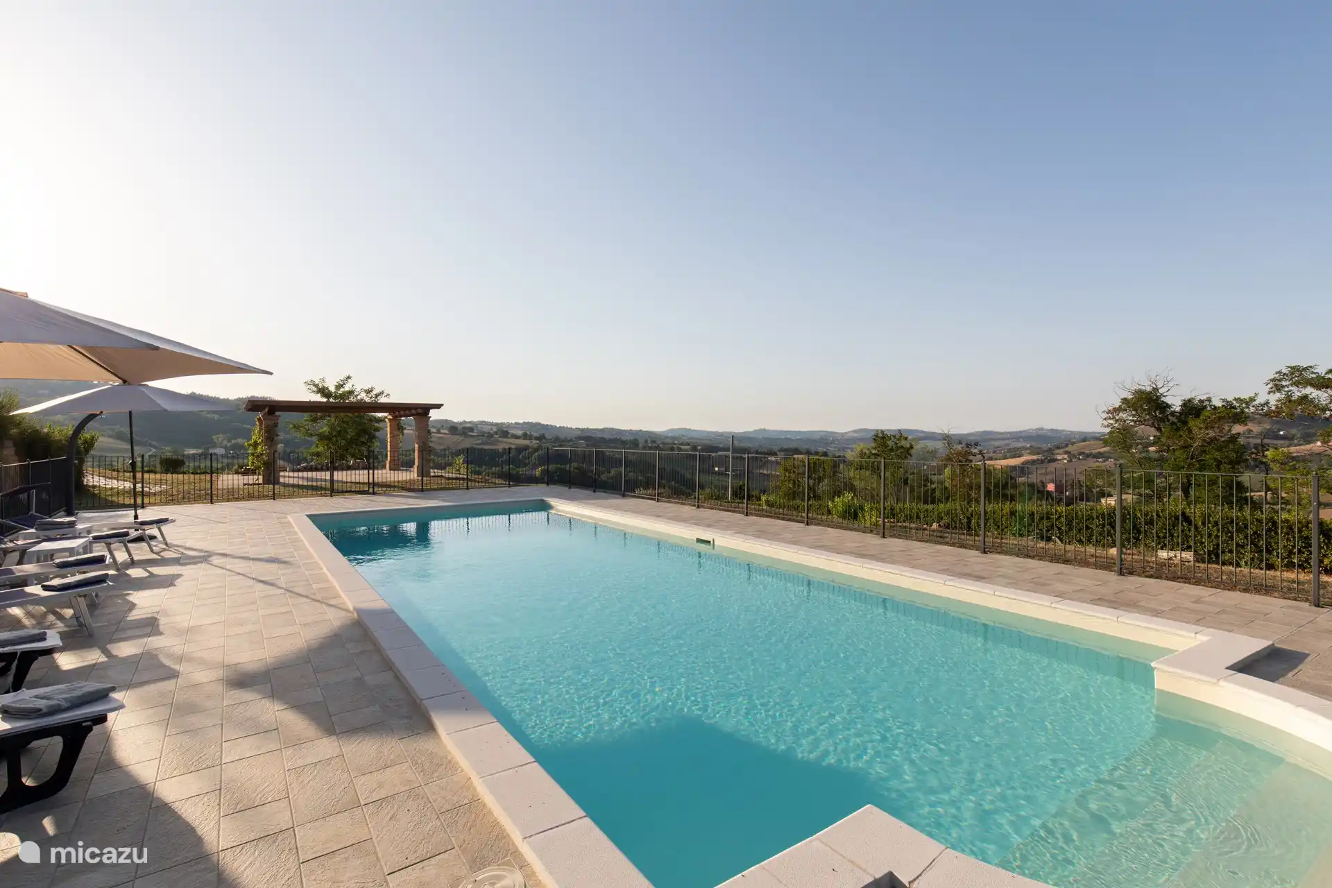 Auf diesem Foto sehen Sie den vollen Pool und die Aussicht, die Sie beim Schwimmen sprachlos machen oder einfach nur Ihre Augen entspannen wird.