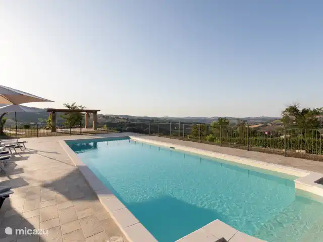 Villa Montserrat en Italia, Marche, Montelparo - villa En esta foto, puedes ver la piscina llena y la vista que te dejará sin palabras mientras nadas o simplemente relajas los ojos.