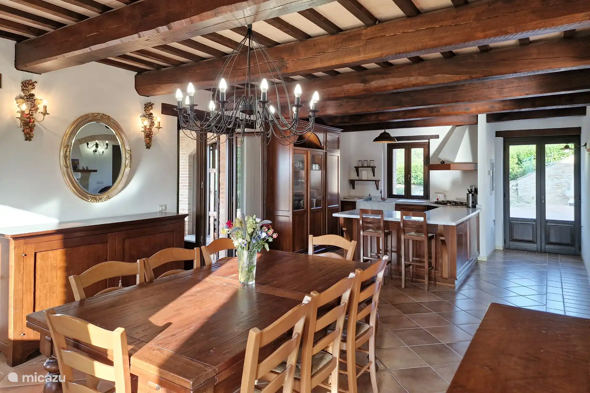 Auf diesem Foto sehen Sie den großen Salon mit Tischen und Stühlen, in dem Sie sich mit Ihrer Familie treffen können, um während Ihres Urlaubs Frühstück, Mittag- und Abendessen zu genießen. Und um die traditionellen Gerichte unserer Region voller Geschmack und Frische zu genießen.