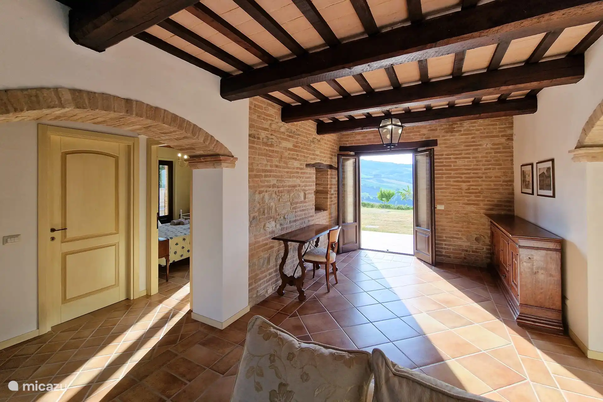 Auf diesem Foto sehen Sie einen Raum im Haus, in dem Sie Ihren Lieblingsfilm ansehen können.