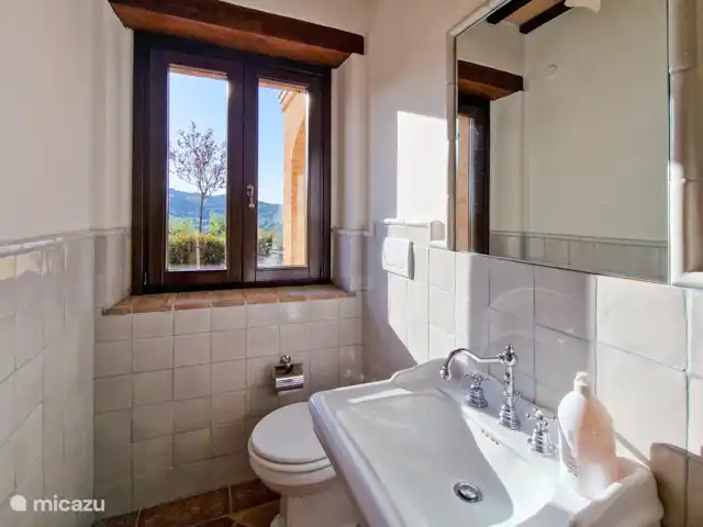 Villa Montserrat en Italia, Marche, Montelparo - villa En esta foto se puede ver un baño como en las películas, perfecto para una ducha caliente para relajarse después de un largo día junto a la piscina.