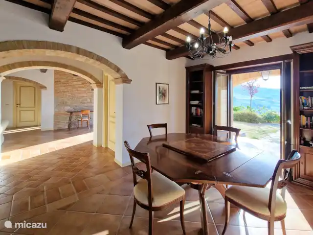 Villa Montserrat en Italia, Marche, Montelparo - villa En esta foto puedes ver el gran salón con mesas y sillas para reunirte con tu familia para disfrutar del desayuno, el almuerzo y la cena durante tus vacaciones. Y disfrutar de los platos tradicionales de nuestra región, llenos de sabor y frescura.