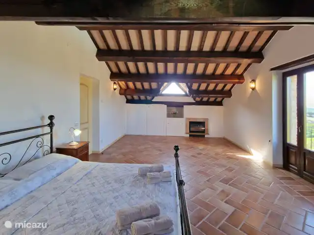 Villa Montserrat en Italia, Marche, Montelparo - villa En esta foto se puede ver un dormitorio decorado en un estilo moderno y antiguo, con todo lo necesario para un sueño lo más tranquilo posible durante sus vacaciones.