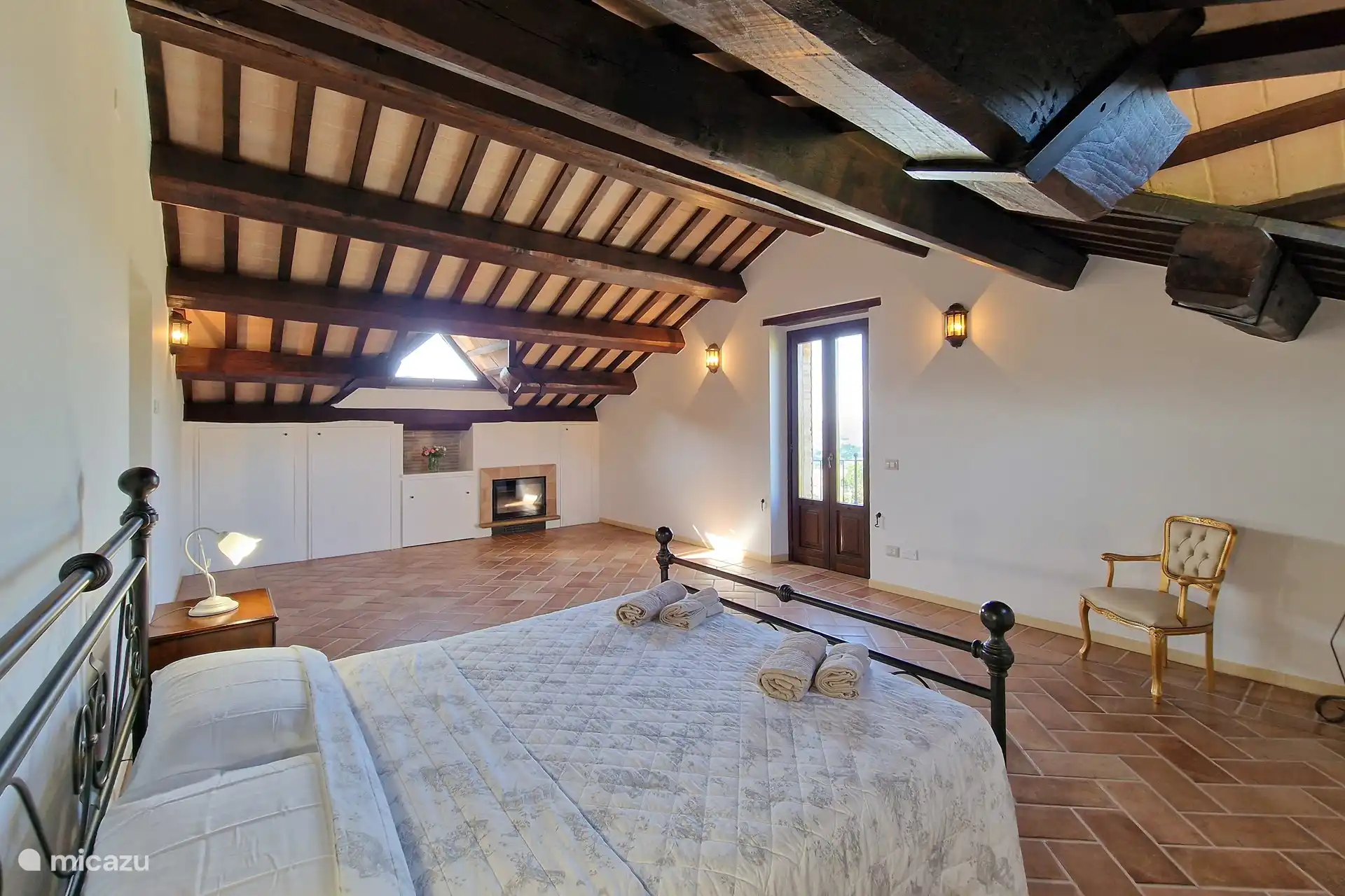 Auf diesem Foto sehen Sie ein Schlafzimmer, das in einem modernen und antiken Stil eingerichtet ist, mit allem, was Sie für einen möglichst ruhigen Schlaf während Ihres Urlaubs benötigen.