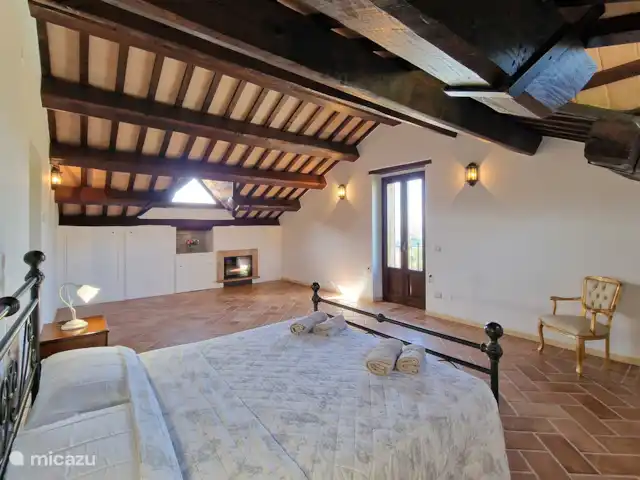 Villa Montserrat en Italia, Marche, Montelparo - villa En esta foto se puede ver un dormitorio decorado en un estilo moderno y antiguo, con todo lo necesario para un sueño lo más tranquilo posible durante sus vacaciones.