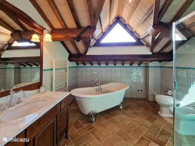 Villa Montserrat en Italia, Marche, Montelparo - villa En esta foto se puede ver un baño como en las películas, perfecto para una ducha caliente para relajarse después de un largo día junto a la piscina.