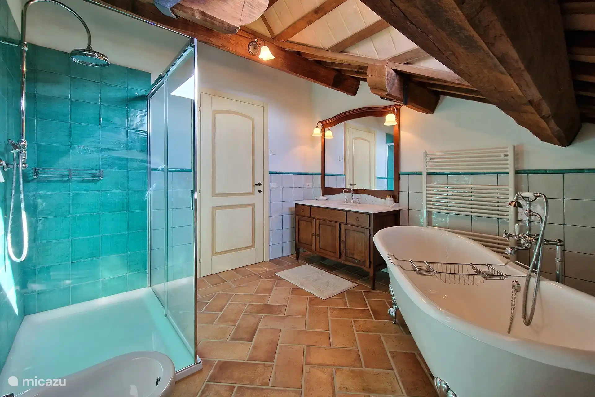 Auf diesem Foto sehen Sie ein Badezimmer wie in Filmen, perfekt für eine heiße Dusche, um sich nach einem langen Tag am Pool zu entspannen.