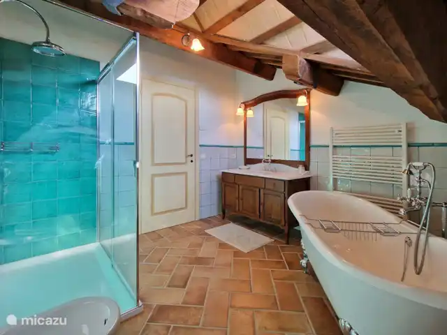 Villa Montserrat en Italia, Marche, Montelparo - villa En esta foto se puede ver un baño como en las películas, perfecto para una ducha caliente para relajarse después de un largo día junto a la piscina.