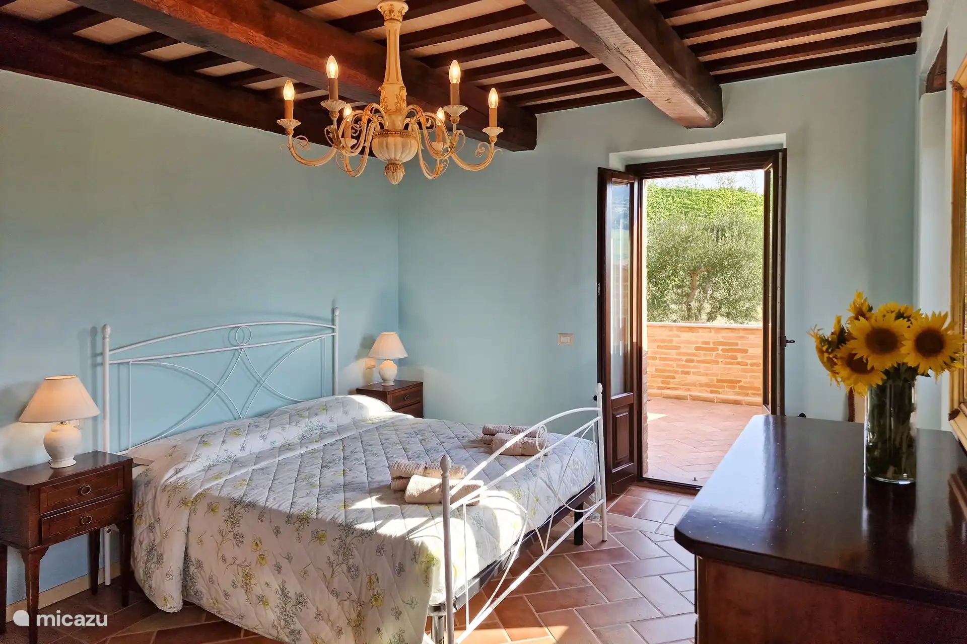 Auf diesem Foto sehen Sie ein Schlafzimmer, das in einem modernen und antiken Stil eingerichtet ist, mit allem, was Sie für einen möglichst ruhigen Schlaf während Ihres Urlaubs benötigen.