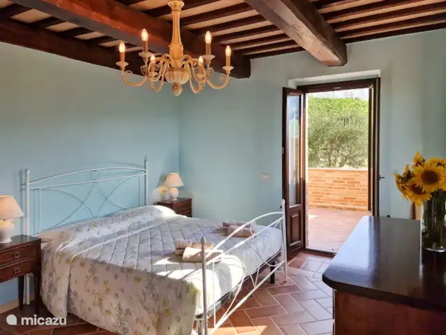 Villa Montserrat en Italia, Marche, Montelparo - villa En esta foto se puede ver un dormitorio decorado en un estilo moderno y antiguo, con todo lo necesario para un sueño lo más tranquilo posible durante sus vacaciones.