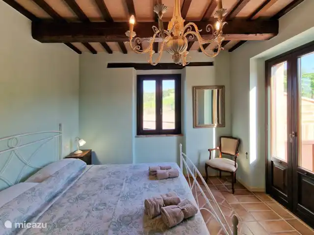 Villa Montserrat en Italia, Marche, Montelparo - villa En esta foto se puede ver un dormitorio decorado en un estilo moderno y antiguo, con todo lo necesario para un sueño lo más tranquilo posible durante sus vacaciones.
