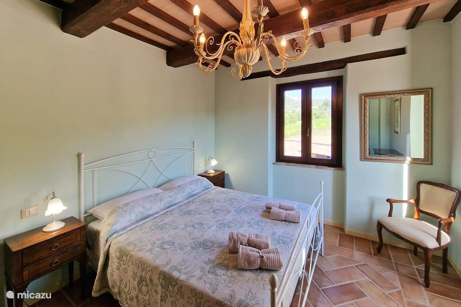 Auf diesem Foto sehen Sie ein Schlafzimmer, das in einem modernen und antiken Stil eingerichtet ist, mit allem, was Sie für einen möglichst ruhigen Schlaf während Ihres Urlaubs benötigen.