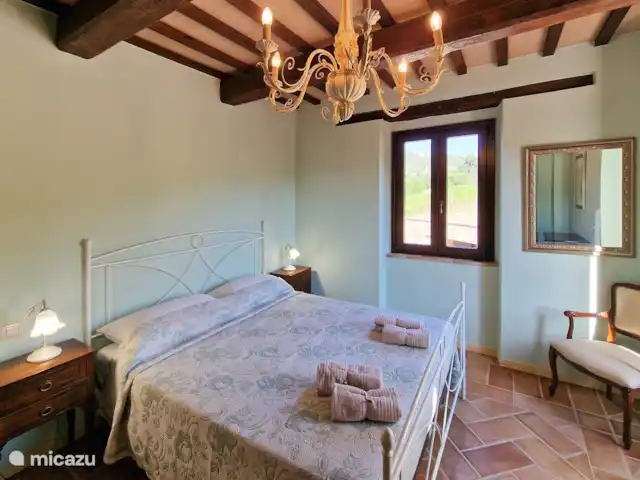 Villa Montserrat en Italia, Marche, Montelparo - villa En esta foto se puede ver un dormitorio decorado en un estilo moderno y antiguo, con todo lo necesario para un sueño lo más tranquilo posible durante sus vacaciones.