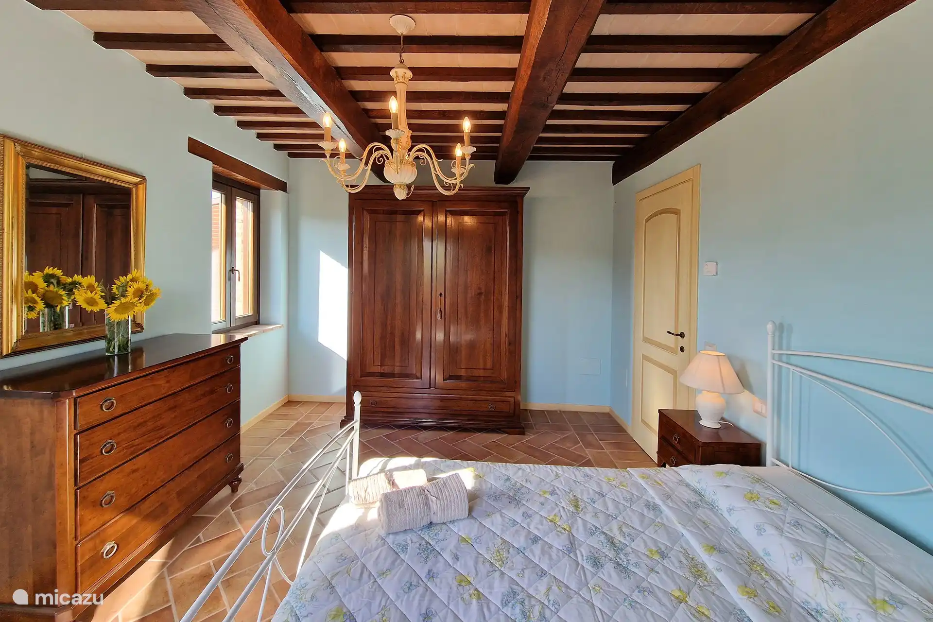 Auf diesem Foto sehen Sie ein Schlafzimmer, das in einem modernen und antiken Stil eingerichtet ist, mit allem, was Sie für einen möglichst ruhigen Schlaf während Ihres Urlaubs benötigen.